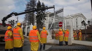 Umbenennung in NordMazedonien Skopje tauscht Schilder aus [upl. by Yalhsa]