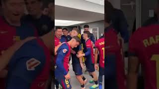 Los jugadores del Barcelona celebran en el vestuario su triunfo ante el Real Madrid [upl. by Llesirg]