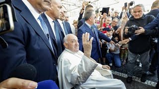 Papa Francesco non risponde all’inviato del Tg1 e allontana il microfono [upl. by Nalyac]