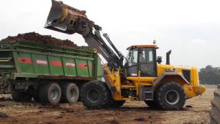 Jcb 456agri  2x Fendt mit Bergmann streuer am Kompost streuen [upl. by Goldenberg882]