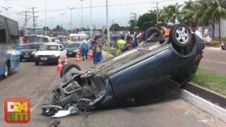 Capotamento gera engarrafamento na Av Torquato Tapajós [upl. by Lemyt113]