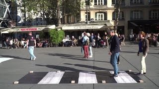 Le passage piéton dAbbey Road transposé à Paris [upl. by Htebirol]