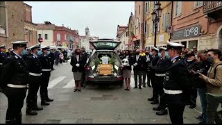 Chioggia picchetto donore per lultimo saluto allagente di polizia locale Massimo Boscolo [upl. by Litton]