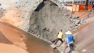 Barge unloading Large iron ore  hot weather  My work on the barge [upl. by Idnal]