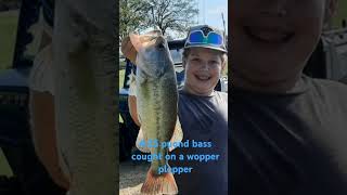 I cought my biggest bass badfish bassfishing giantbass bass fishing lake [upl. by Airdua]