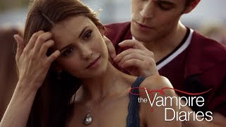 Diários De Um Vampiro 1x3 Stefan Da Um Colar A Elena Dublado HD [upl. by Willette]