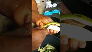 Comment éplucher une banane plantain avec le couteau pour preparer le koki au cameroun shorts [upl. by Ardnahcal104]