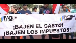 Ciudadanos protestan frente al Congreso para exigir reducción del gasto público [upl. by Kata]