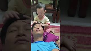 Bé massage đầu cho bố bằng tay [upl. by Hakeber746]