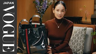 吉田羊のバッグの中身は？便利グッズやおやつのドライ納豆を披露。 In The Bag  VOGUE JAPAN [upl. by Rma]