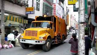 Müllwagen in Taiwan  Taiwanese Garbage Truck [upl. by Anilecram]