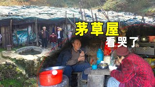 貴州深山發現一茅草屋，裡面住著兩位88歲老人，每天放牛養雞，過著與世隔絕般的生活【貴州李俊】 [upl. by Chandra725]