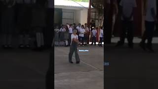 Niños graduandose muy alegres y bailando music andobienarreglado [upl. by Andert]