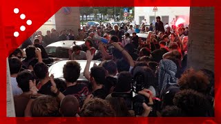 Protesta alla Sapienza di Roma manifestanti battono le mani sulle auto parcheggiate [upl. by Yralam]