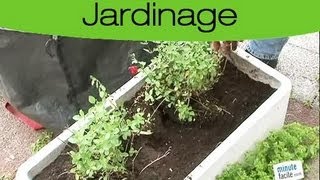 Jardin  Désherber une jardinière et replanter des végétaux [upl. by Aninaj]