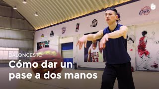 Cómo dar un pase a dos manos  Baloncesto [upl. by Attennyl]