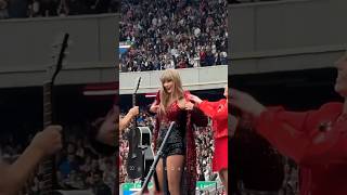 Taylor Swifts Quick Break Between Songs – Must Watch taylorswift shorts [upl. by Marla]