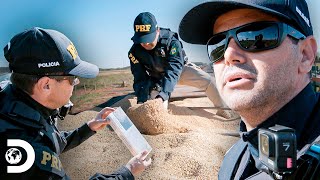 Encontram caixas de tabaco em carga de arroz  Operação Fronteira América do Sul  Discovery Brasil [upl. by Yatnohs]