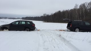 Audi Q7 застряла в снегу  snow stuck Вытаскивает Nissan Pathfinder [upl. by Yoreel990]