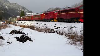 Di 3616 og 3642 m NJM tog til Hamar m avgang mot Røros [upl. by Cirdahc968]