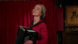 Justine Jérémie chante Le Doux Caboulot au Lapin Agile [upl. by Ringe878]