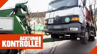 Abschleppen XXL SchrottLKW wird aus dem Verkehr gezogen  Achtung Kontrolle  Kabel Eins [upl. by Orofselet874]