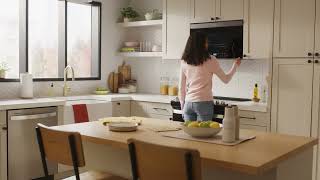 Whirlpool® Four à microondes à hotte intégrée encastré au design affleurant avec friture à air [upl. by Elbag]