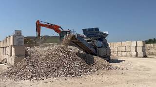 impianto di frantumazione inerti Demoltech CAMS per riciclaggio macerie mobile crusher [upl. by Jeni]