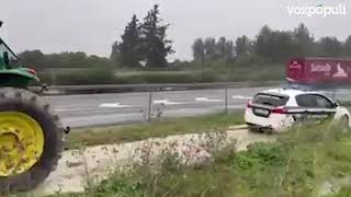 Los agricultores rescatan un coche de la GC atascado en Sevilla [upl. by Blinny864]