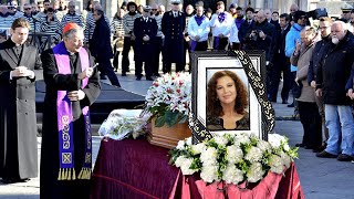 Funerali di Stefania Sandrelli Parenti e amici si sono riuniti per dire addio al loro idolo [upl. by Niarfe]