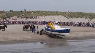 Demonstratie lancering paardenreddingboot Ameland [upl. by Alliber]