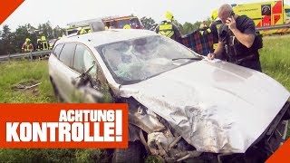 Unfall auf Autobahn Auto rast über Leitplanke amp überschlägt sich  Achtung Kontrolle  Kabel Eins [upl. by Steinman]