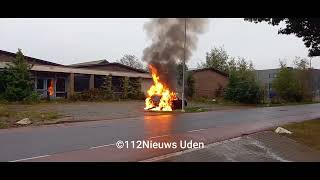 Geparkeerde auto in lichterlaaie in Uden [upl. by Marshal]