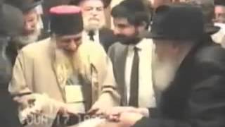 Le Rav Kadouri visite le Rabbi de Loubavitch en 1990 [upl. by Enileve331]