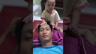 Bé massage đầu cho bố bằng chân [upl. by Drogin815]