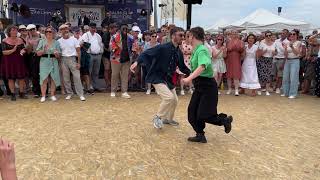 Démonstration de Lindy Hop avec Saumur Swing à Anjou Vélo Vintage 2023 [upl. by Aniroc]