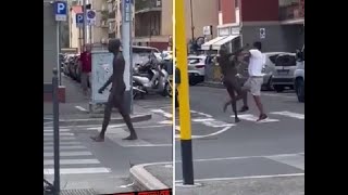 Un uomo nudo semina il panico in strada a Firenze calci pugni e bottigliate contro i passanti [upl. by Gabbi844]