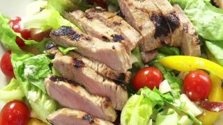 Recette de steak de porc en salade fraîche au bacon [upl. by Nicolina]