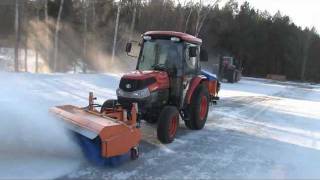 Frontkehrmaschine  Kehrbesen FFK 1810 mit Anbaustreuer FSH 30 im Winterdienst für Traktoren [upl. by Pepin]