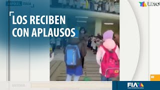 Conflicto RusiaUcrania Con aplausos reciben a niños ucranianos en escuela de Italia [upl. by Courtland643]