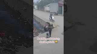 Bà đi thẳng sao bà lại rẽ vậy đã ai làm gì bà đâu😂 tinhhuonggiaothong giaothong tintuc [upl. by Aznaed]