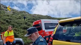 España  Diez heridos al volcar un autobús en la subida a los lagos de Covadonga [upl. by Myranda153]