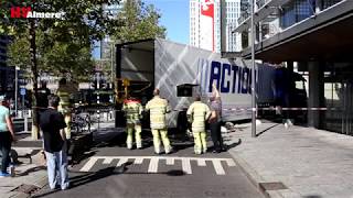 Vrachtwagen rijdt zich vast tegen winkelpand Metropolestraat [upl. by Aguste140]