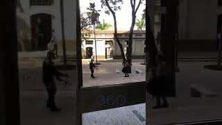 Hombre con machete intenta entrar al Palacio de Justicia de Medellín  shorts [upl. by Gelb]