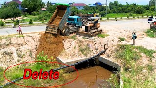 Start a project pour soil next to the highway Dump Truck 5Ton amp Bulldozer Kumatsu D31 [upl. by Robby]