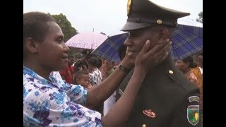 Tangis Bahagia seorang Ibu melihat anaknya menjadi prajurit TNI [upl. by Acireed]