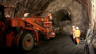 Le plus grand tunnel du monde  les mineurs face aux montagnes [upl. by Dorion]