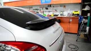 Porsche Panamera rear spoiler action 일여섯unit [upl. by Cymbre]