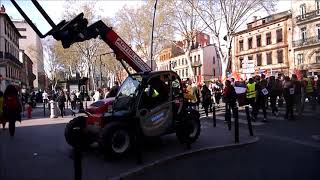 GIJET JAUNE TOULOUSE ACTE 19 UN ENGIN DE CHANTIER TOUT NEUF [upl. by Zahara]