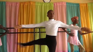 Nigeriaanse Anthony 11 viral met balletdans in de regen [upl. by Khoury98]